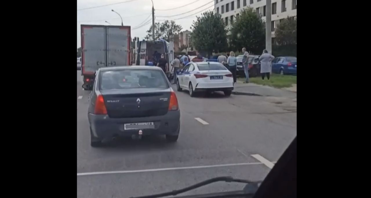 В Липецке машина влетела в столб