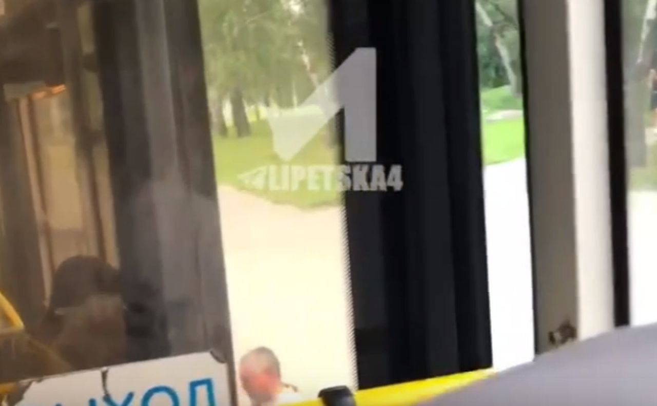 В Липецке автобус чуть не задавил пьяного мужчину