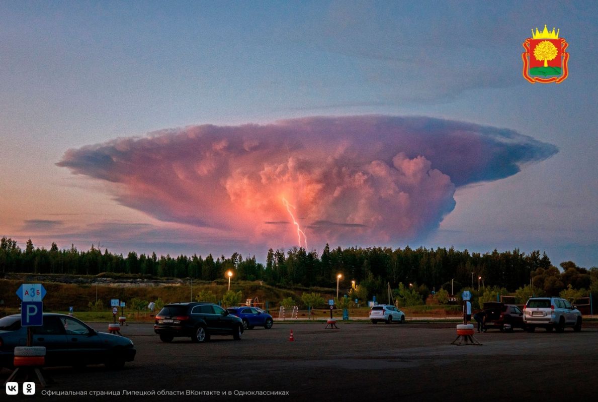Над Липецком появилось огромное облако в форме гриба