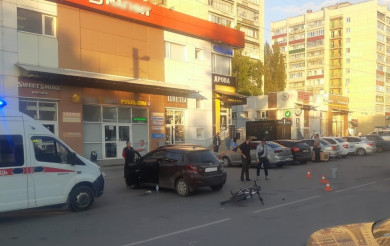 В Липецке велосипедист и самокатчик попали под колёса машины