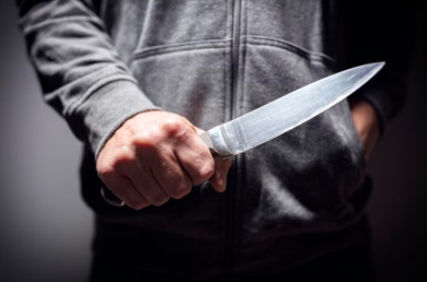 Подросток с ножом попытался проникнуть в школу и ранил 4 взрослых