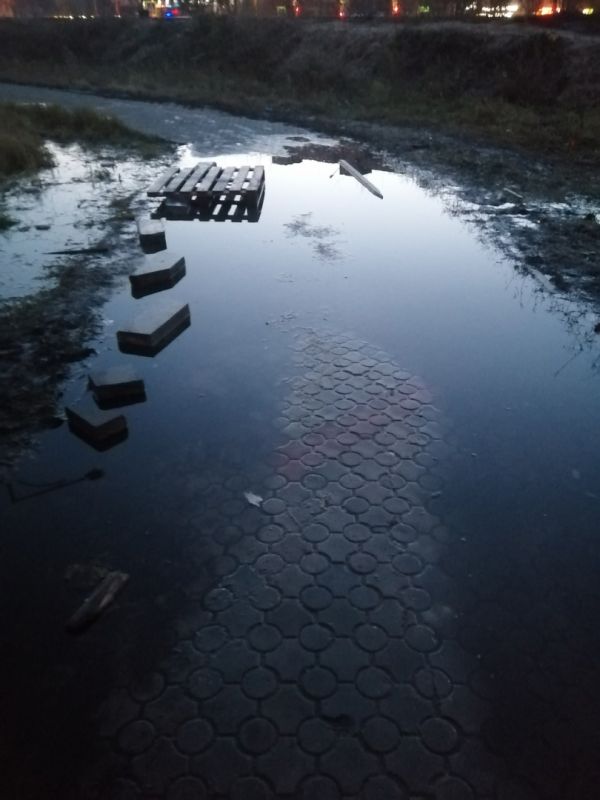 В Липецке утонул тротуар