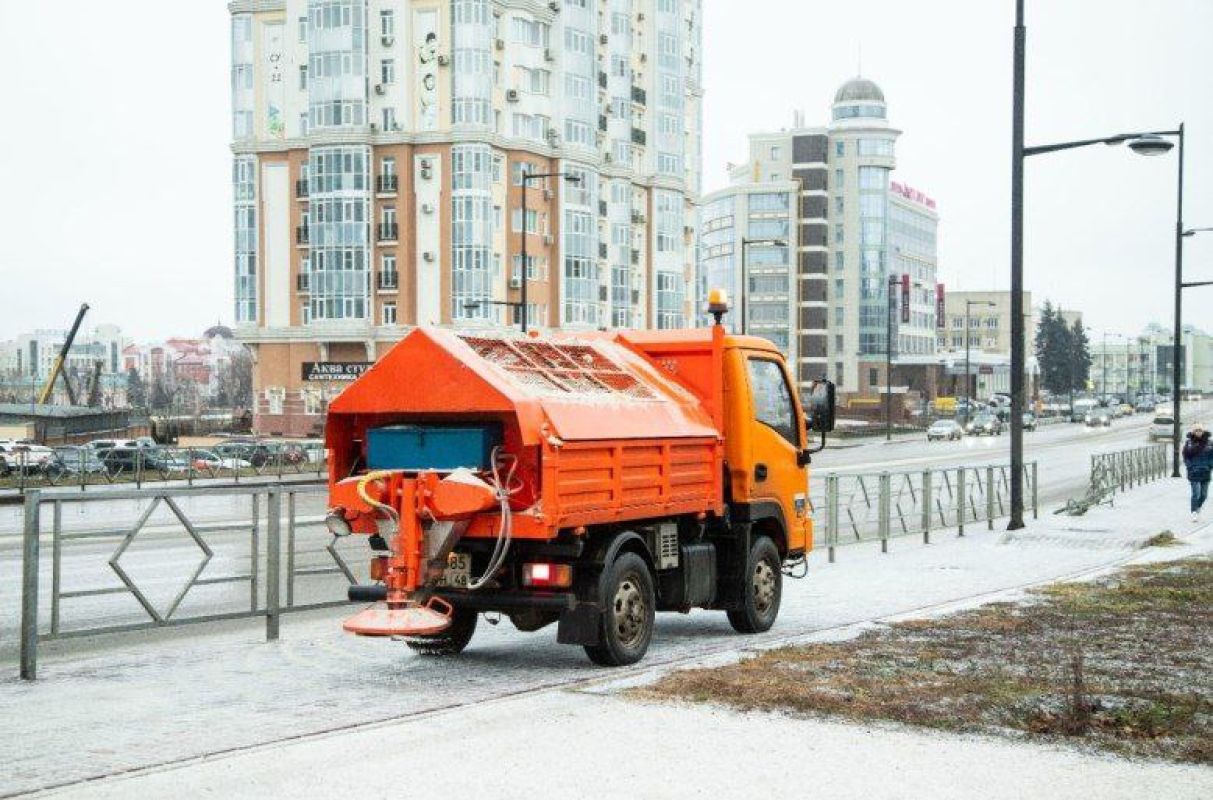 Липецкие коммунальщики ликвидируют последствия снегопада