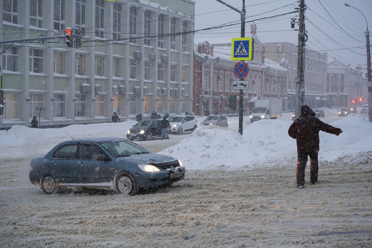 Автобусы с трудом поднимаются по улице Советской