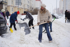 Убираем снег всем городом: студенты, чиновники и добровольцы взялись за лопаты