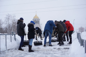 Убираем снег всем городом: студенты, чиновники и добровольцы взялись за лопаты