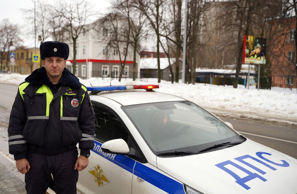 Липецкий полицейский помог беременной женщине добраться в роддом - Новости  Липецка