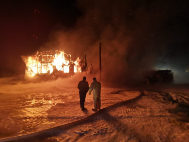 Липецкие спасатели потушили крупный пожар в промзоне