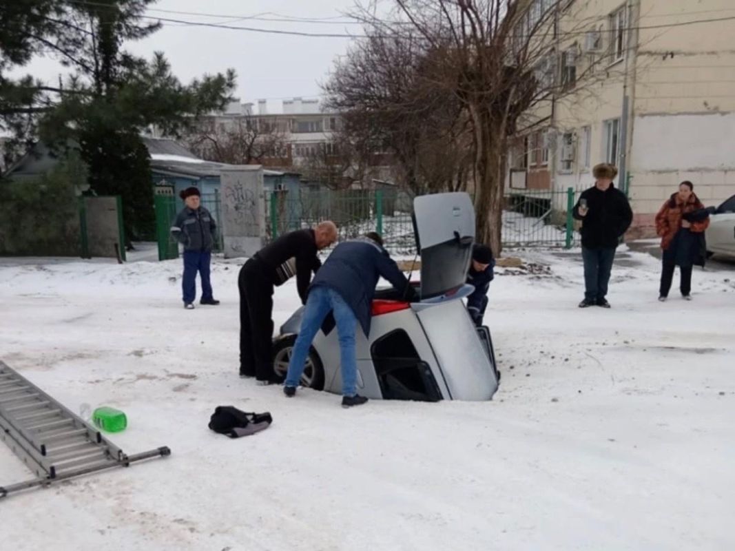 Машина с водителем внутри провалилась под асфальт - Новости Липецка