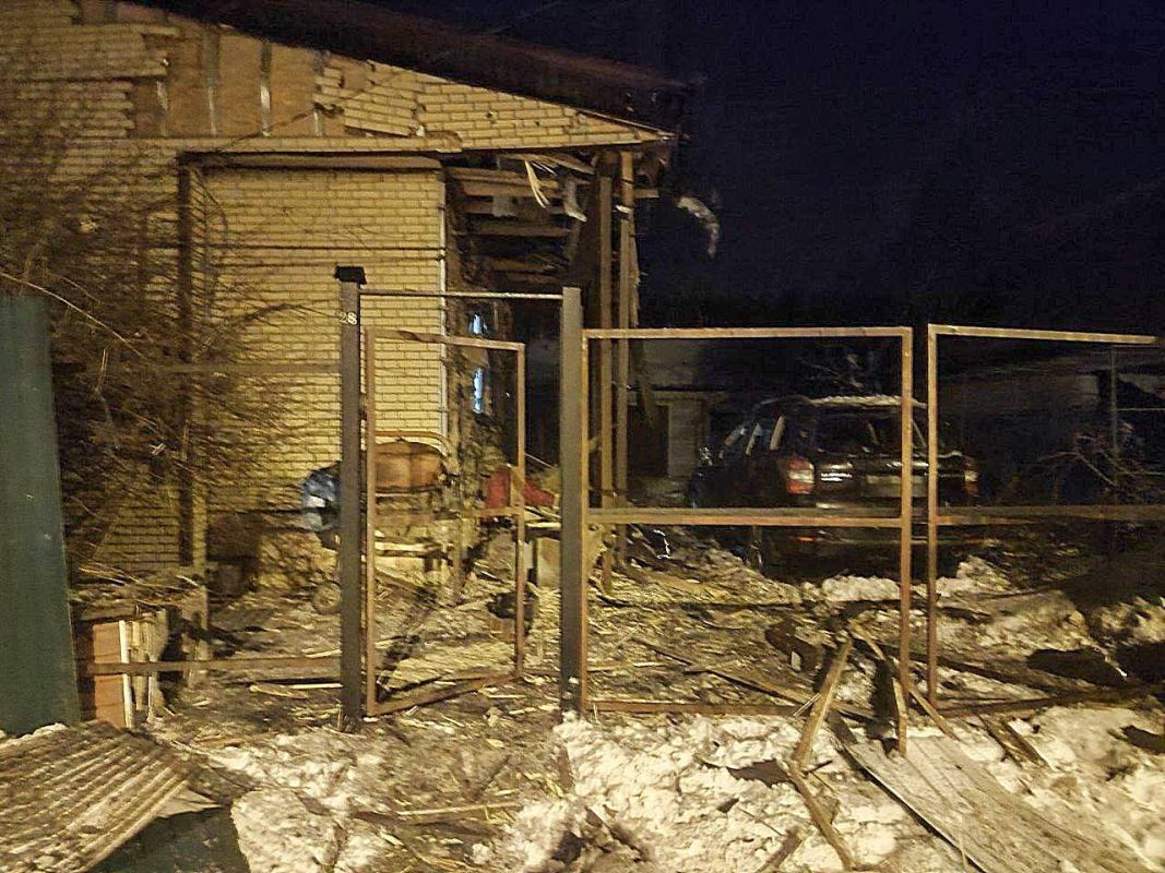 <p>Результат атаки дрона-камикадзе на&nbsp;частный дом в&nbsp;селе Антоновка</p>