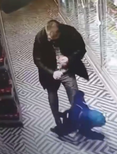 Пьяный мужчина с размаху ударил ребёнка по голове в магазине в Черноземье