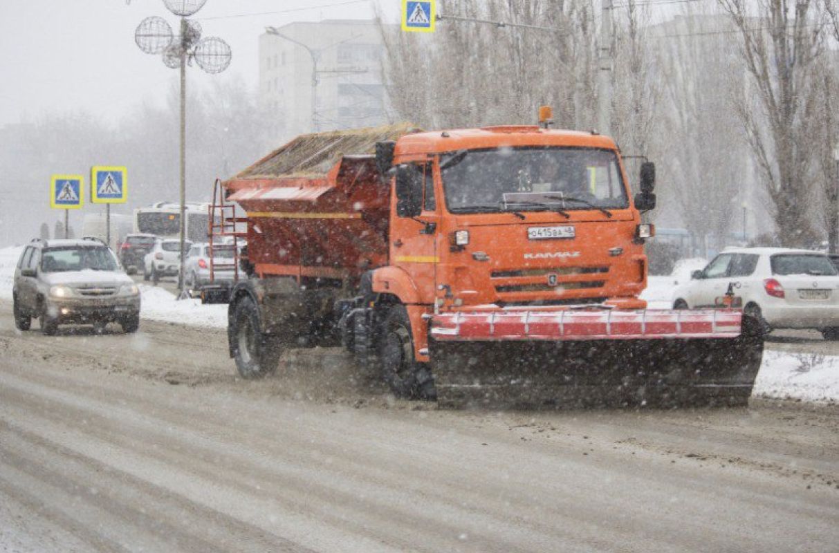 Более 100 машин убирают Липецк от снега