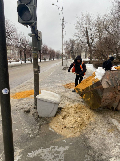В Липецке обработанные дороги ушли под лед
