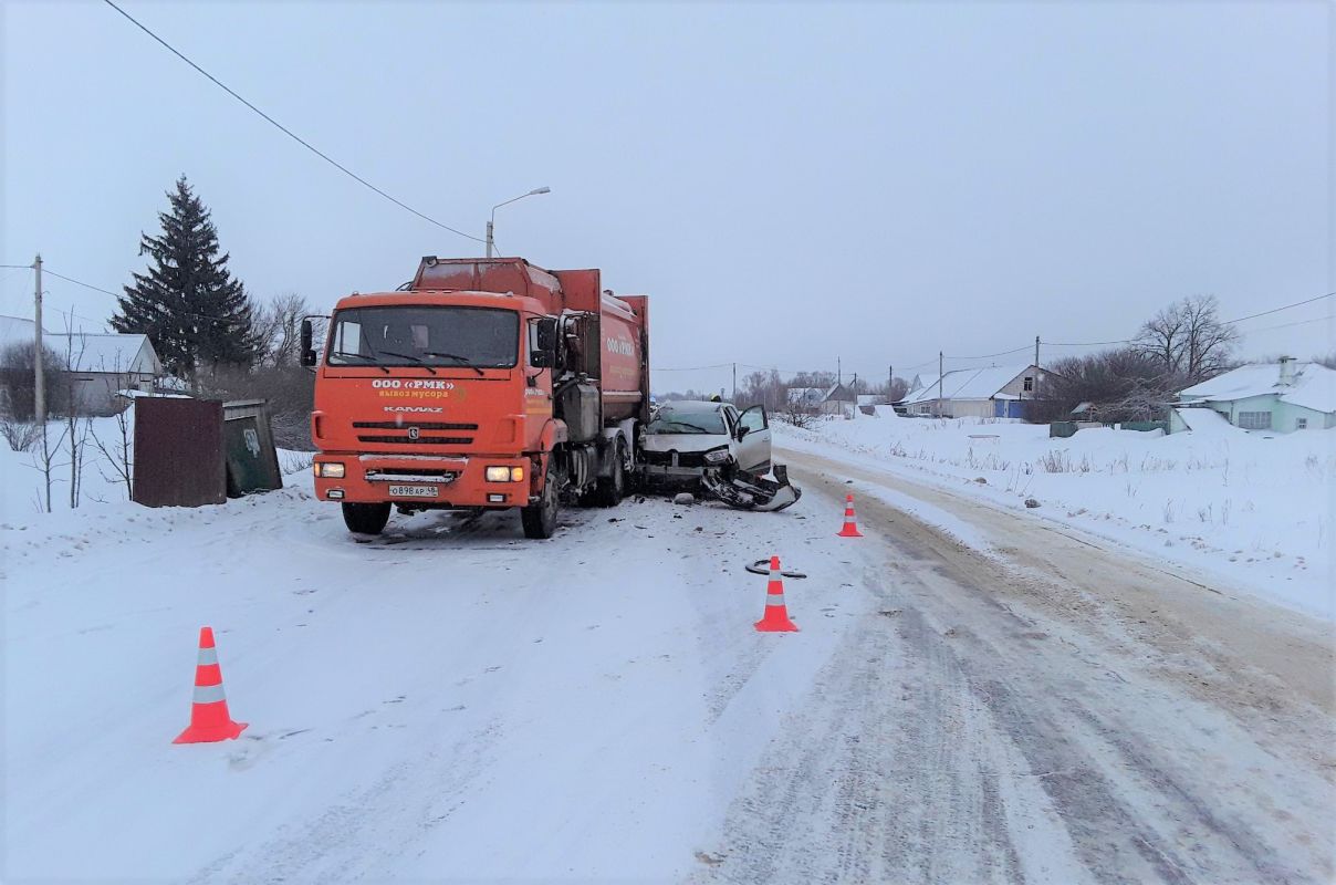 В Липецкой области легковушка въехала в мусоровоз