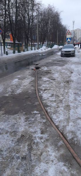 В Липецке канализационные стоки затопили дороги возле школы и детского сада