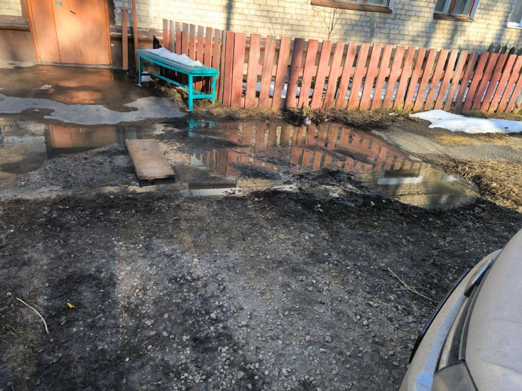 Мамам с колясками приходится ходить по тонкой доске, рискуя провалиться в открытый люк