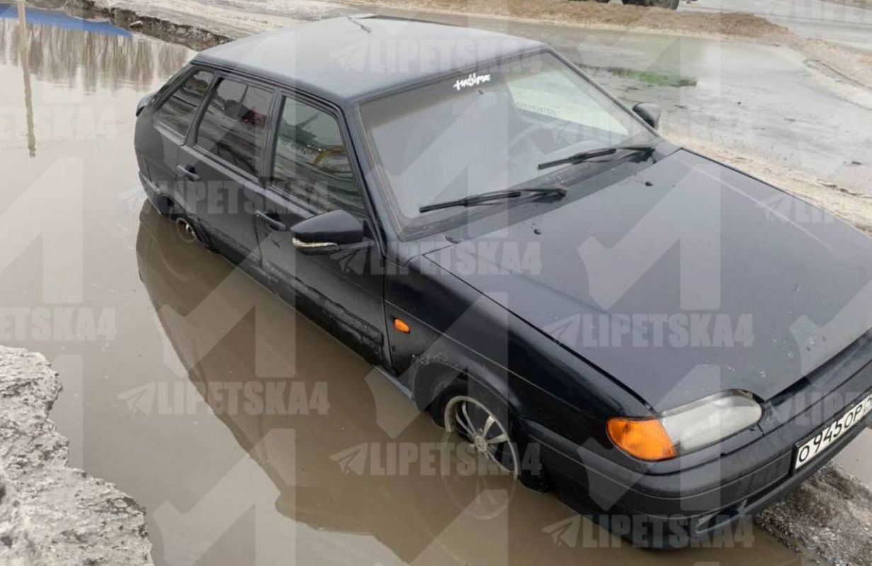 В Липецке легковой автомобиль ушел под воду