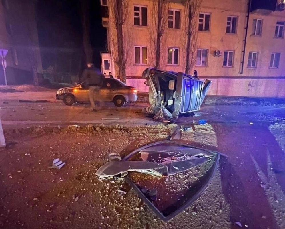 В Липецке водитель сбил дорожный знак и завалил покореженное авто на бок -  Новости Липецка