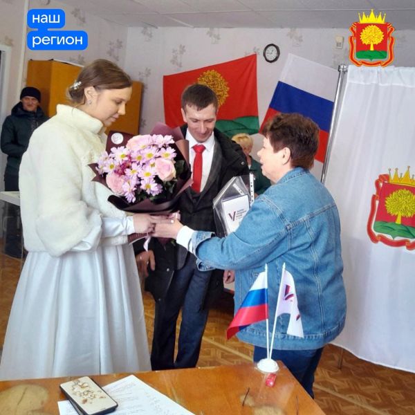 Липецкие молодожёны пришли голосовать в день своей свадьбы