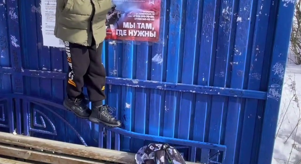 Школьники липецкого села из-за отсутствия детской площадки вынуждены играть на старой остановке