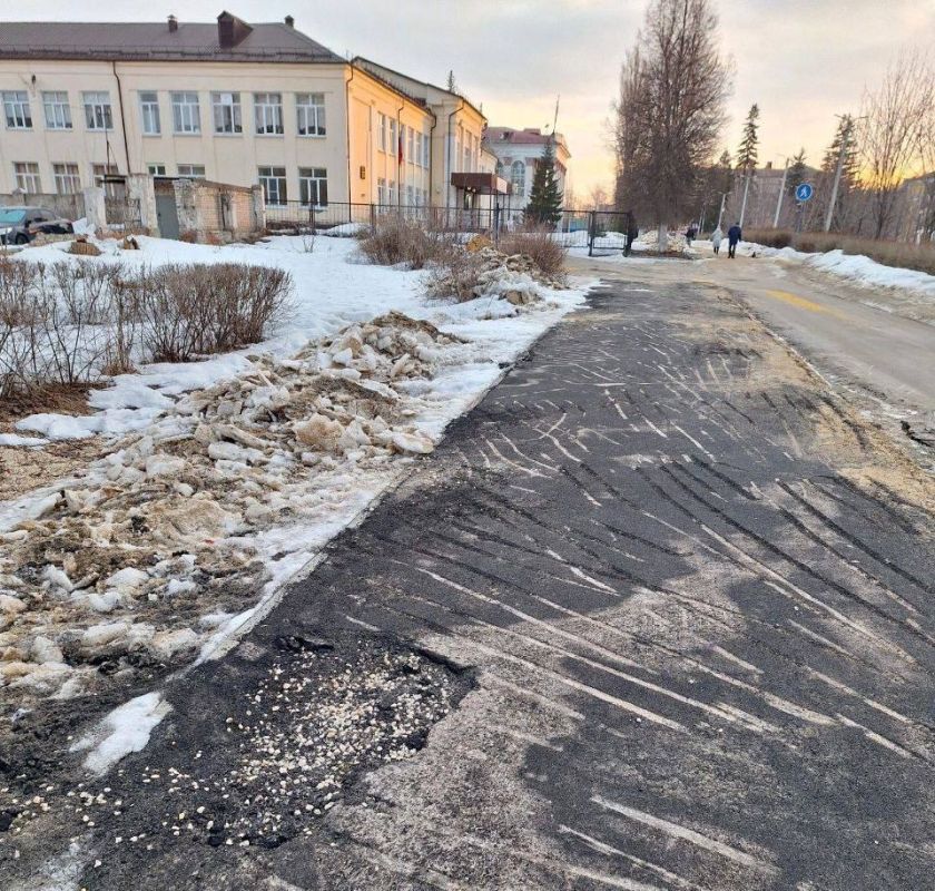 Уложенный зимой в Липецке на площади Константиновой асфальт исчез
