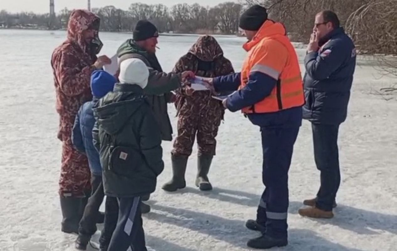 Липецкие спасатели предотвратили трагедию на Сокольском пляже, где едва не провалились под лед дети