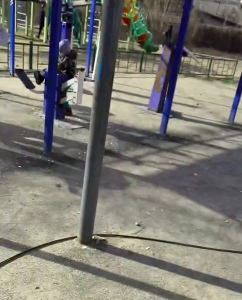 Оторванный высоковольтный провод на детской площадке в Липецке вызывает беспокойство родителей