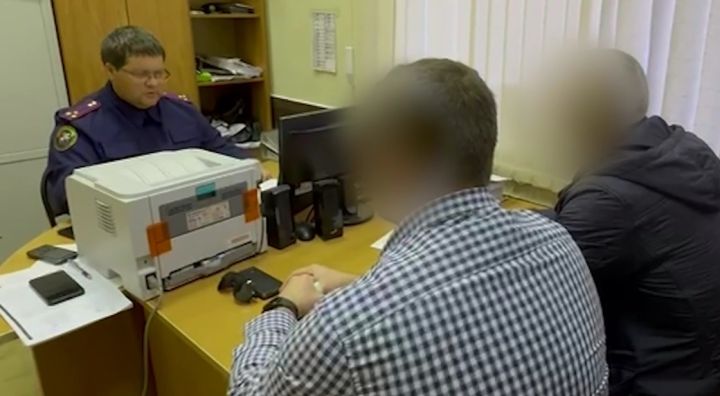 Завкафедрой вуза в Ельце попался на мошенничестве с банковскими картами студентов