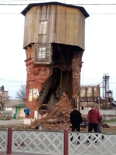 Старинная водонапорная башня в Липецкой области после обрушения оставила людей без воды