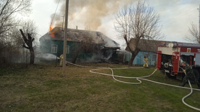 Липецкие спасатели предотвратили взрыв трех газовых баллонов при пожаре частного дома