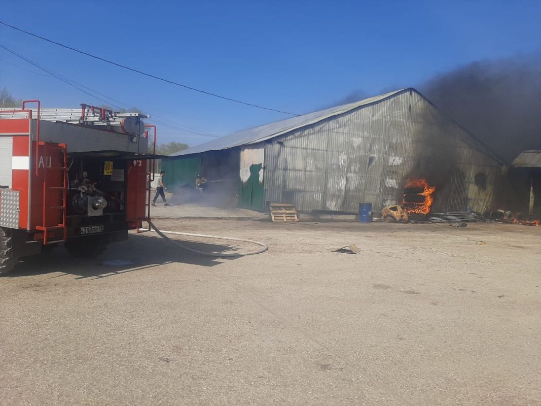 В Усманском районе загорелся ангар