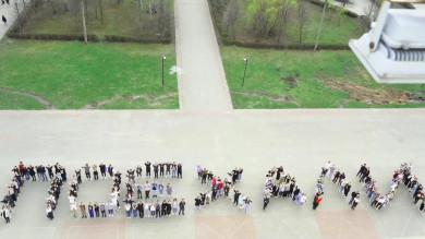 Студенты Липецкого техуниверситета выстроились в виде живого слова «поехали» в честь Юрия Гагарина