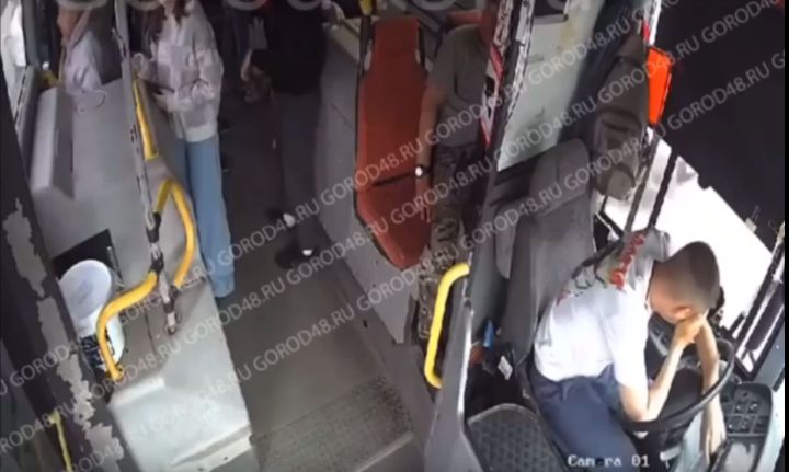 В Липецке пассажир автобуса распылил газ из баллончика в лицо водителю