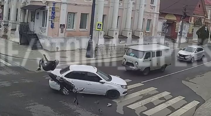 В Ельце мотоциклист сделал сальто в воздухе от столкновения с машиной