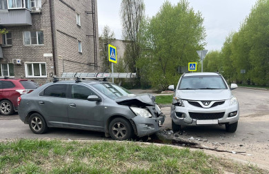 В Липецке две машины не поделили улицу Ильича – пострадала женщина
