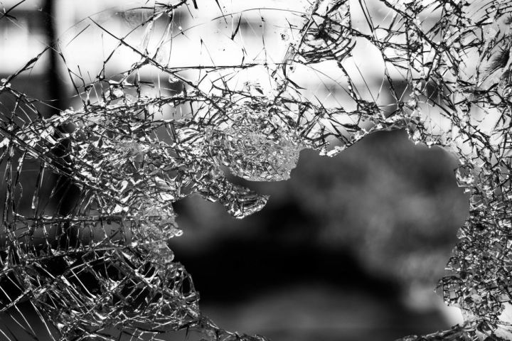 Прямое попадание в жилой дом: женщина пострадала при атаке ВСУ в Черноземье