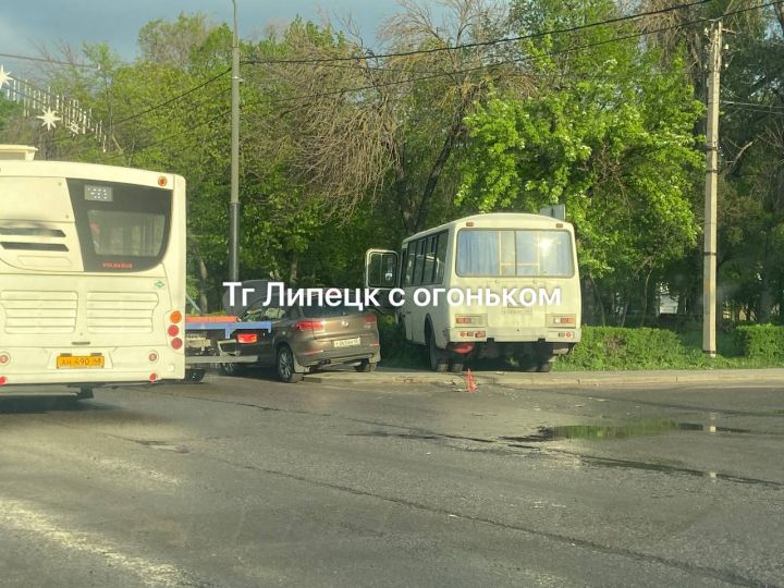 В Липецке автомобиль и автобус вылетели на тротуар