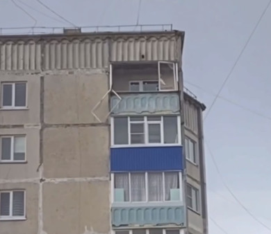 В Ельце ветер разрушил балконную раму многоэтажки