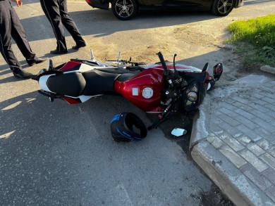 В Тербунах на дороге перевернулся мотоциклист