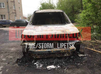 В Грязях на парковке сгорел автомобиль
