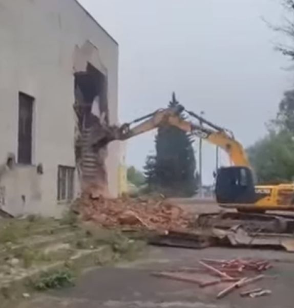 В Ельце сносят бывший кинотеатр «Луч»