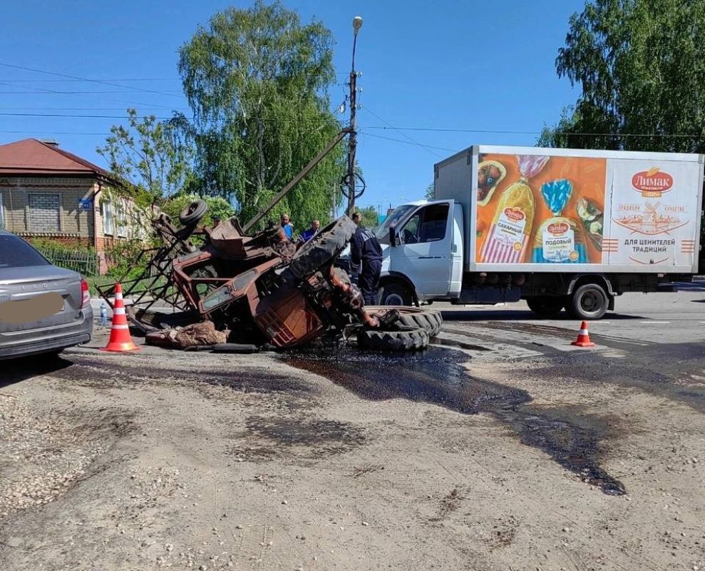 В Задонске автомобили смяли трактор в массовом ДТП - Новости Липецка