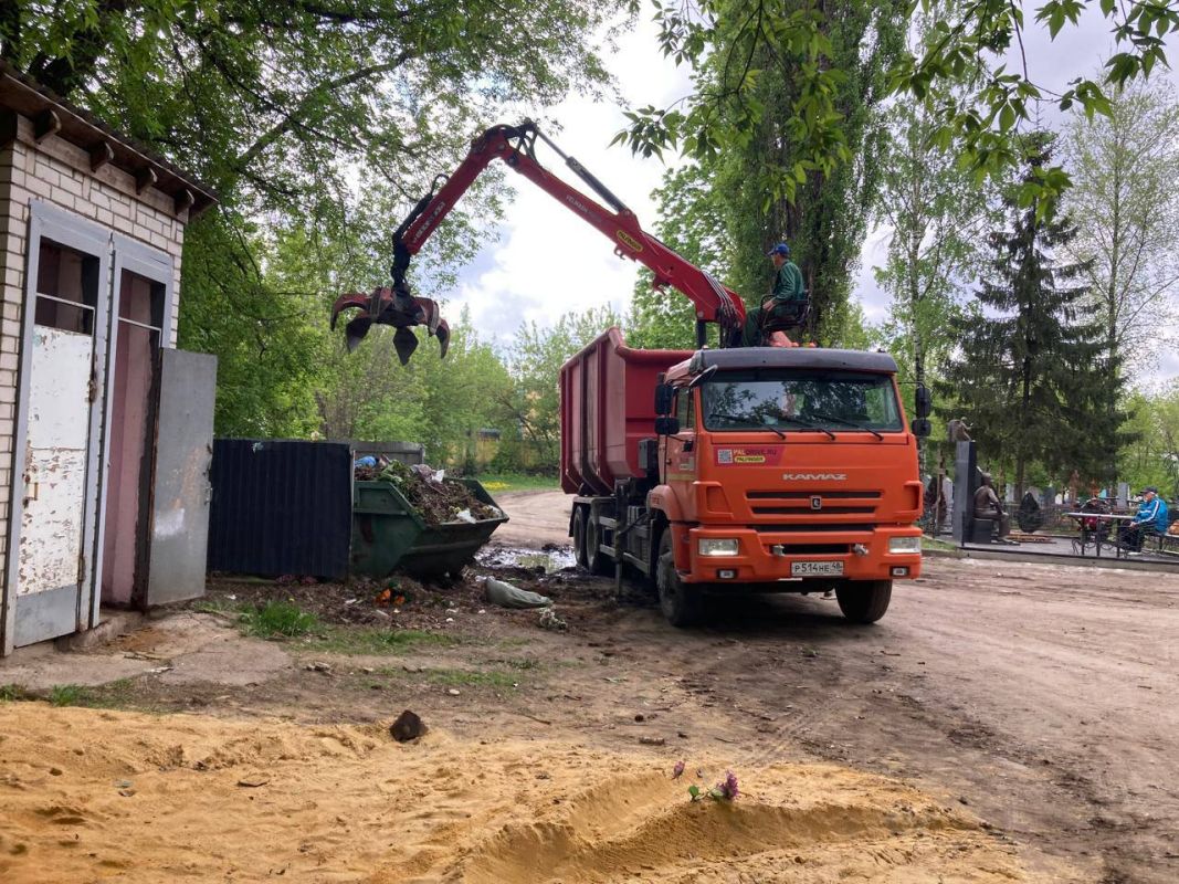 На липецкие кладбища запустили специальные пресс-машины для уборки мусорных свалок