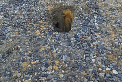 Житель Липецка угодил по пояс в яму, когда вел ребенка в детский сад