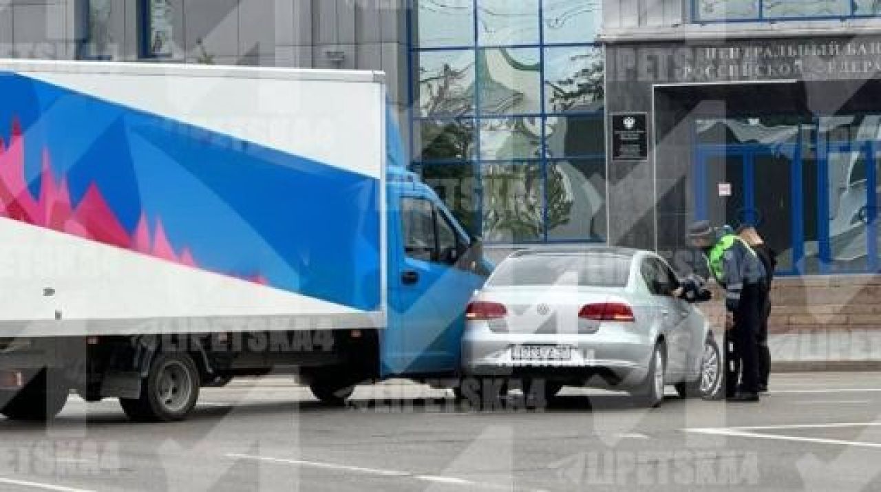 Под окнами Центробанка в Липецке перевозивший от Ozon посылки грузовик  въехал в легковушку - Новости Липецка