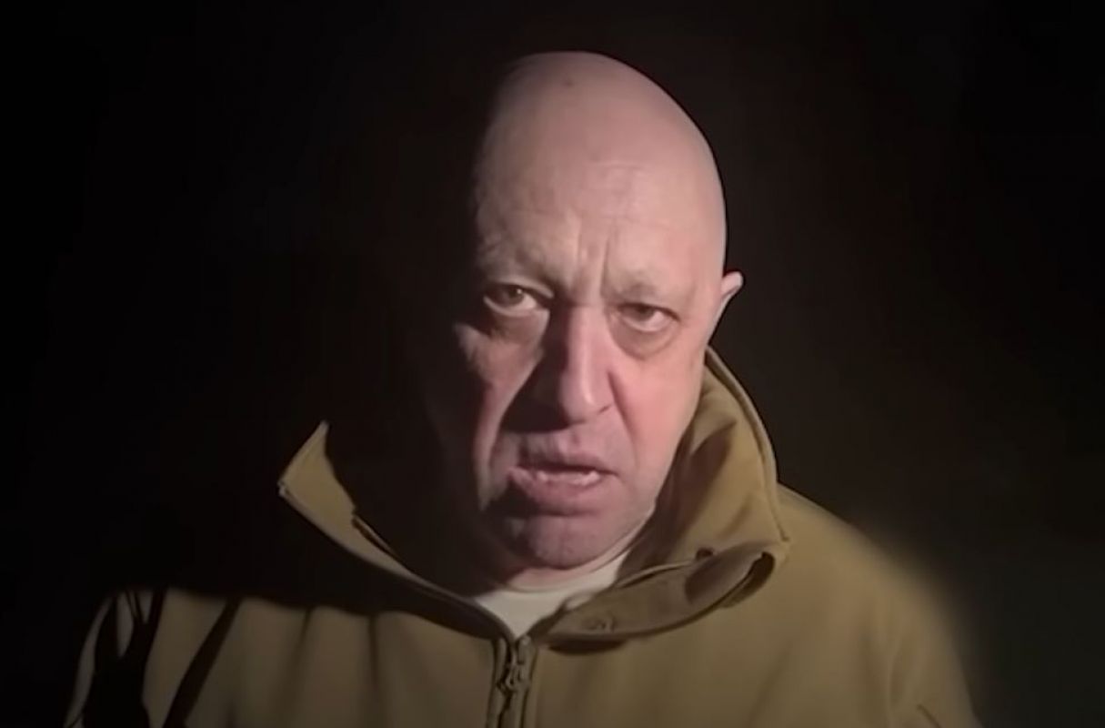 Могилу Евгения Пригожина залили бетоном