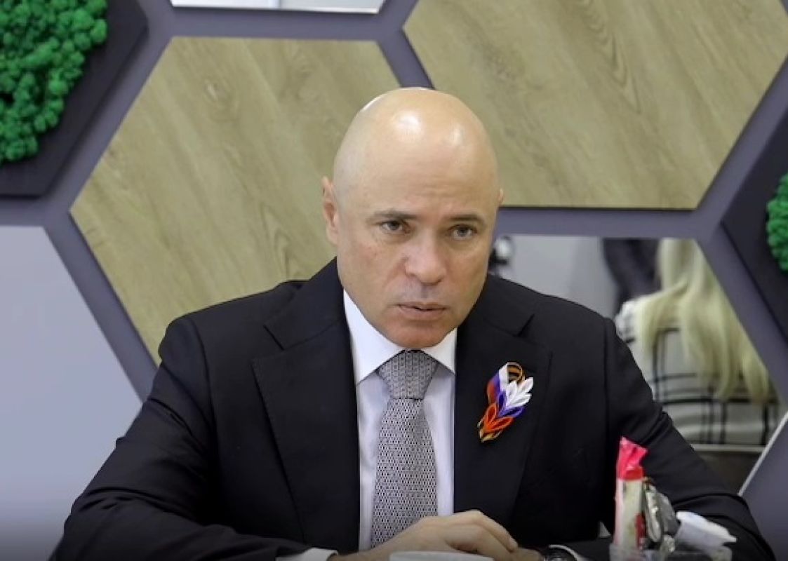 Нейросеть создала гимн губернатору Игорю Артамонову, сравнив его с «артистом и боссом»