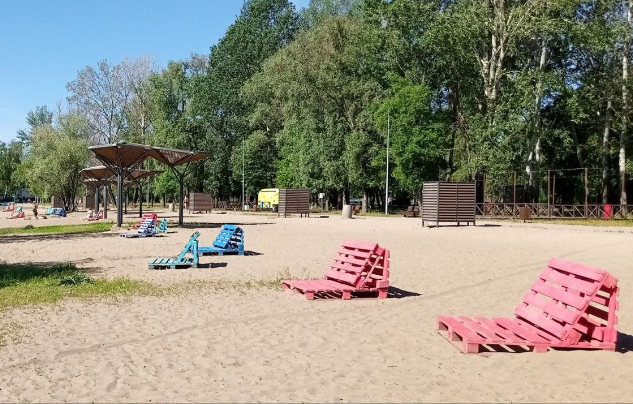 Выкрашенные в голубой и розовый цвета лежаки на Центральном пляже Липецка стали объектом шуток со стороны отдыхающих