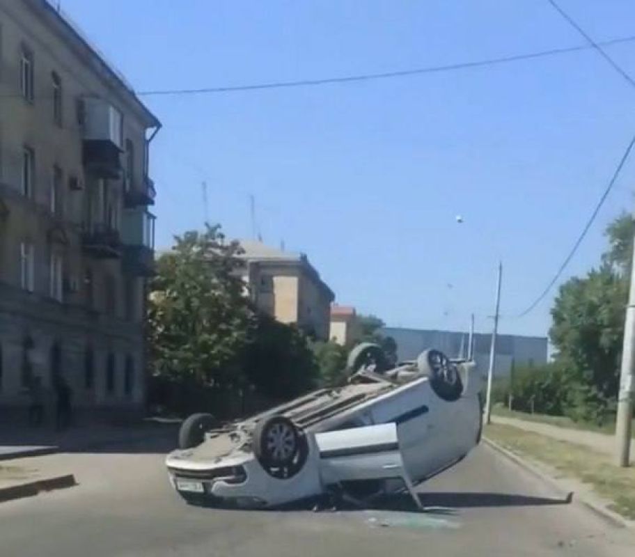 В Липецке при жестком столкновении «Лады» с Renault перевернулась отечественная легковушка