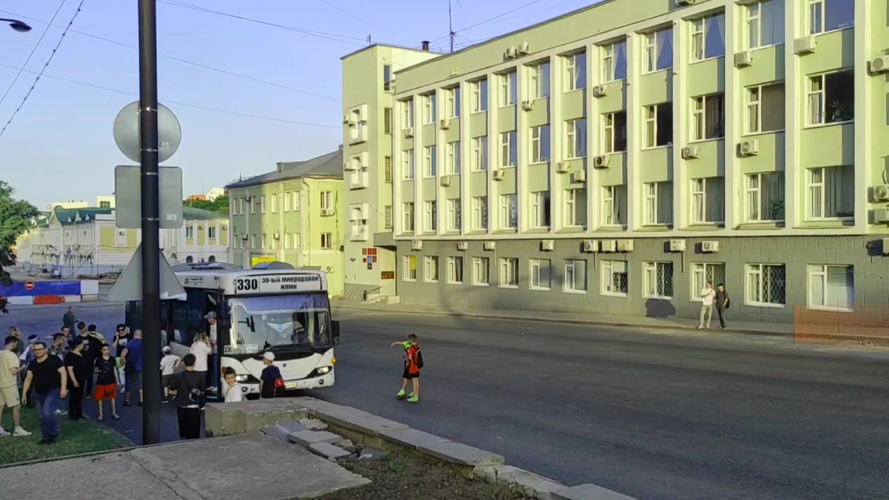 Колесо у автобуса лопнуло у мэрии Липецка